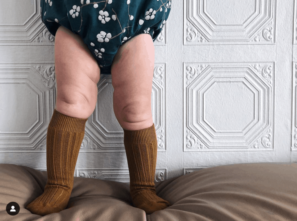 detalle de las piernas rollizas de una bebé