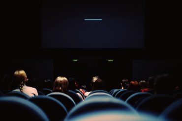 Vista de una sala de cine desde atrás