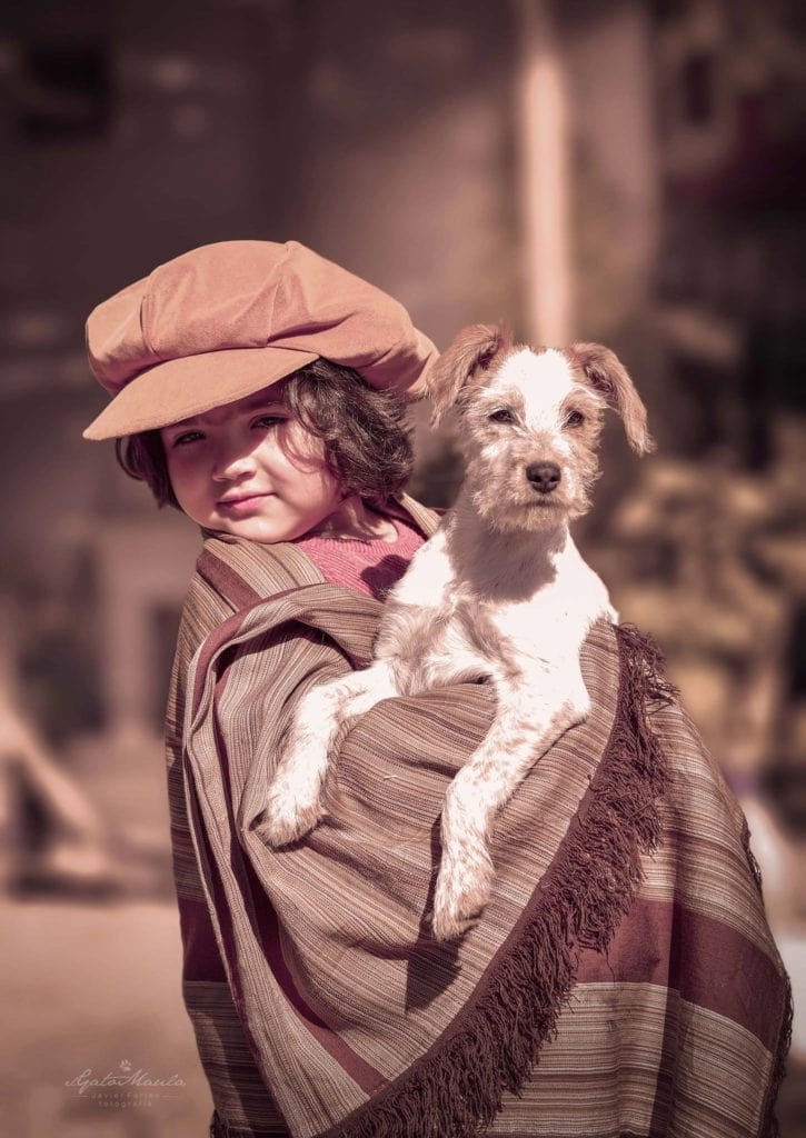 Niña con perro en brazos