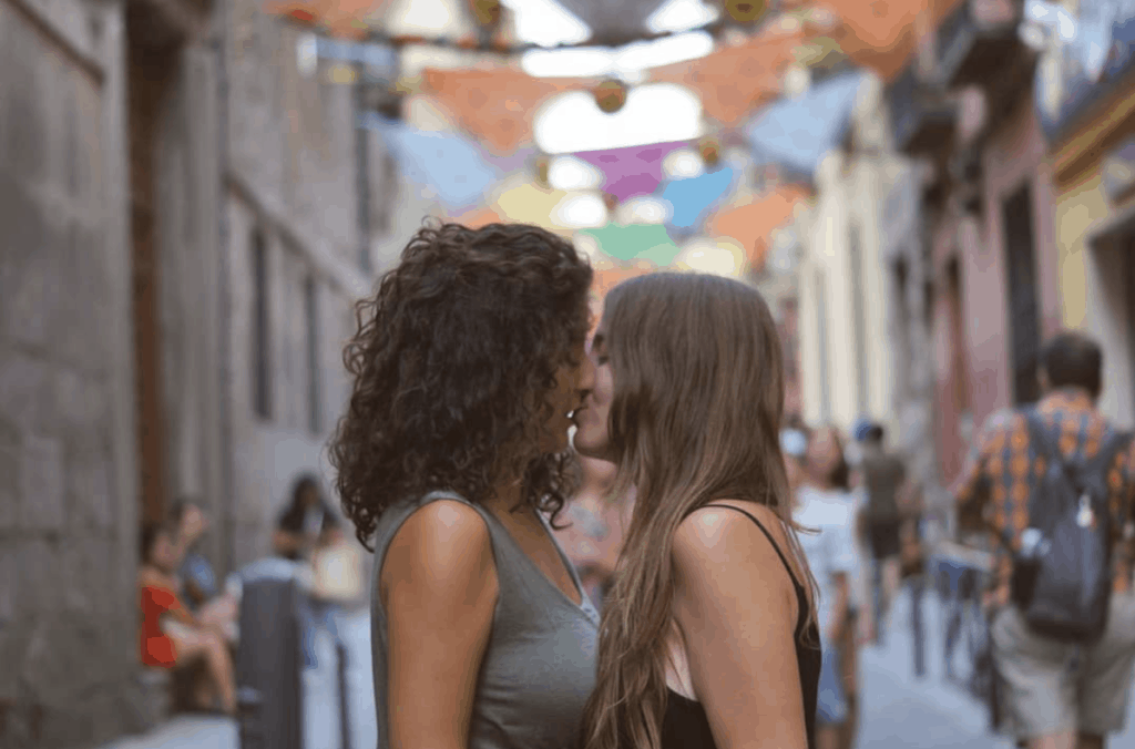 chicas besándose en la calle