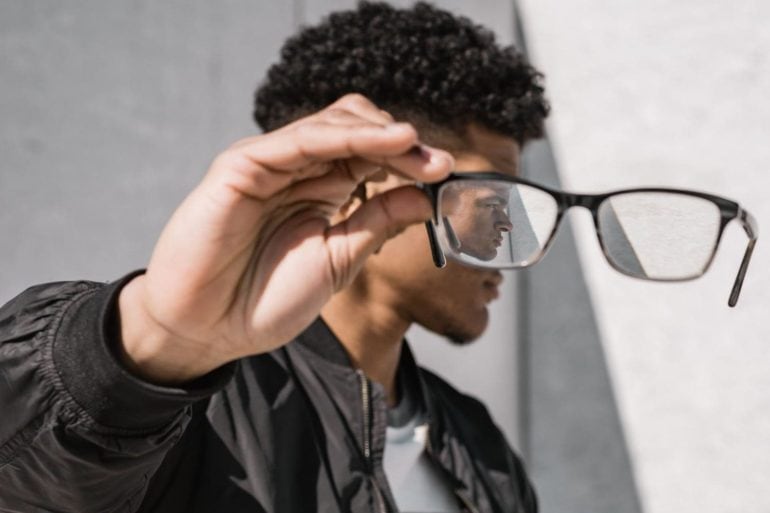 retrato de chico visto a través de unas gafas