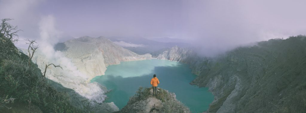 panorámica lago montañas