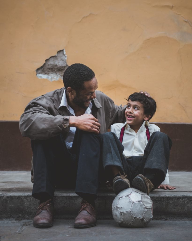 padre hijo familia pelota