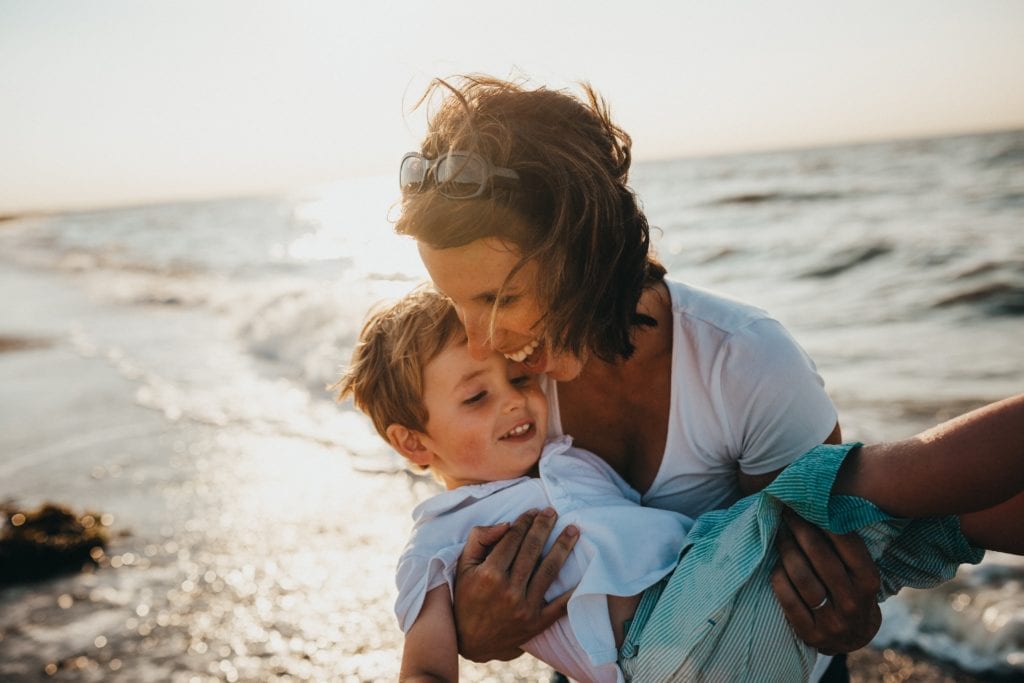 abrazo madre hijo