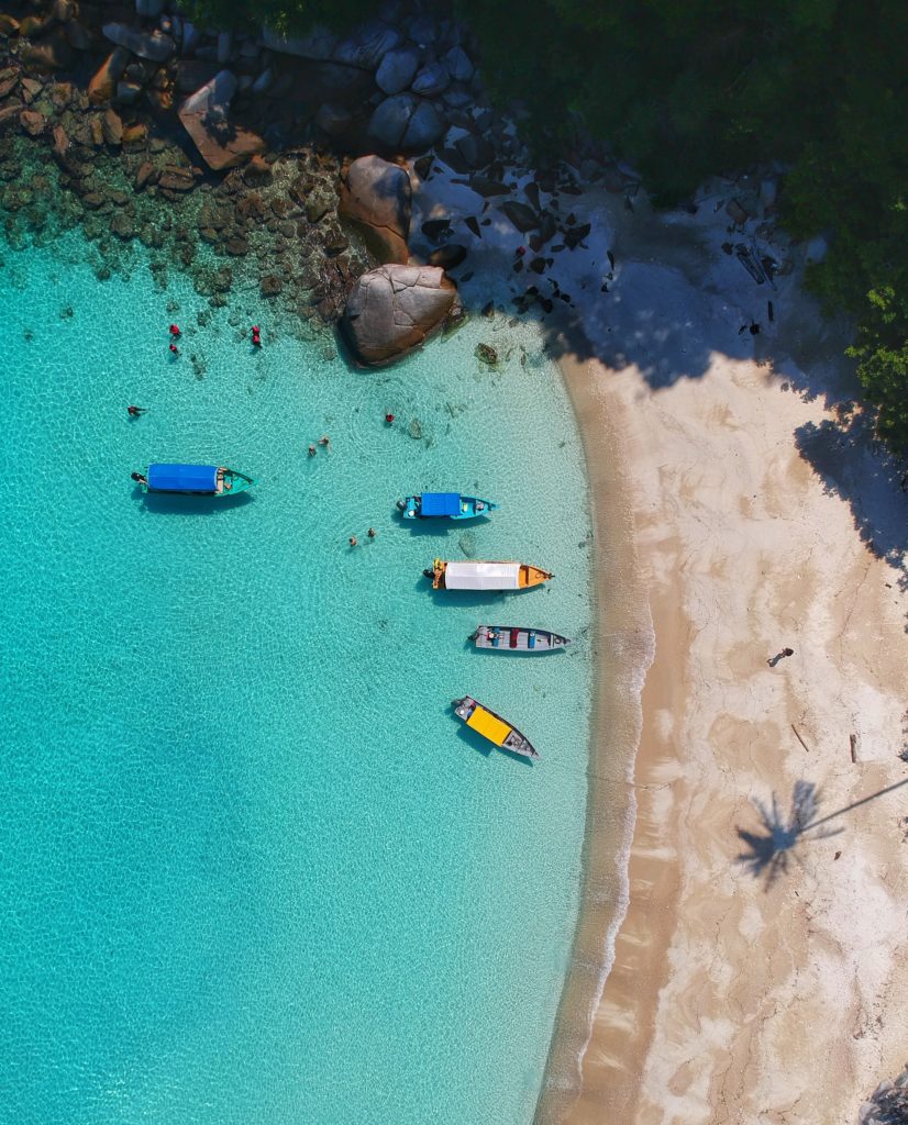 Playa fotografiada con un dron con aguas turquesas