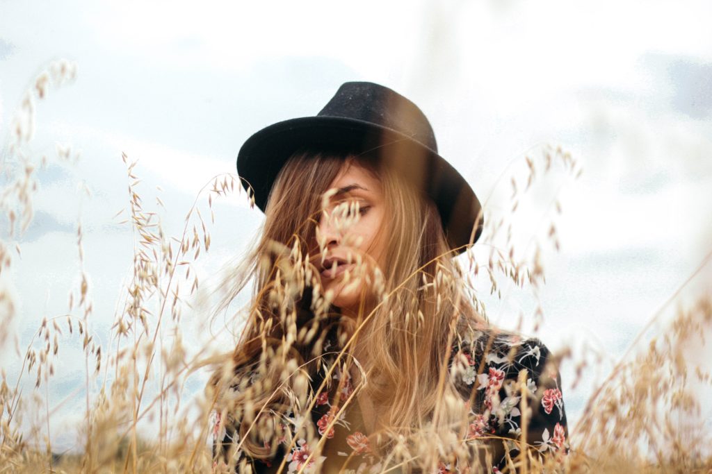 chica sombrero retrato