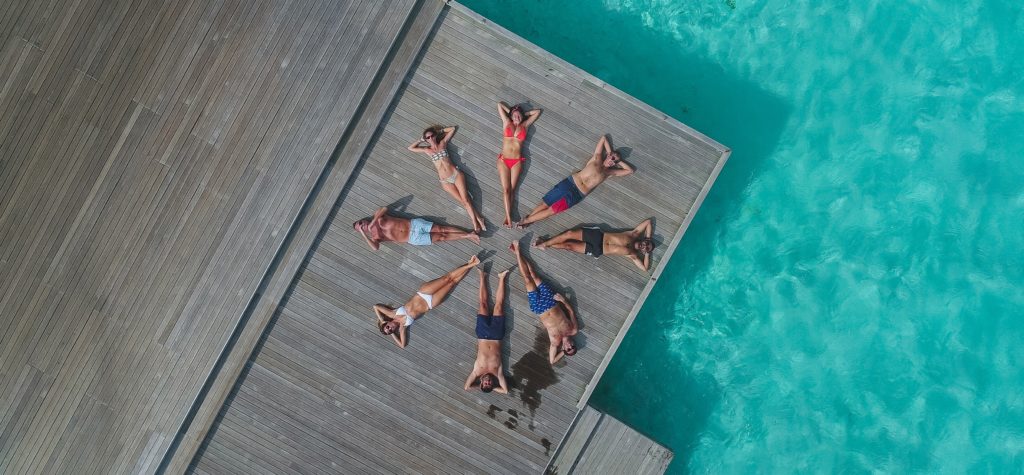 Amigos en verano fotografiados desde un dron