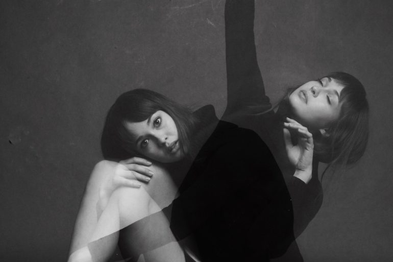 retrato doble exposición de bailarina en blanco y negro