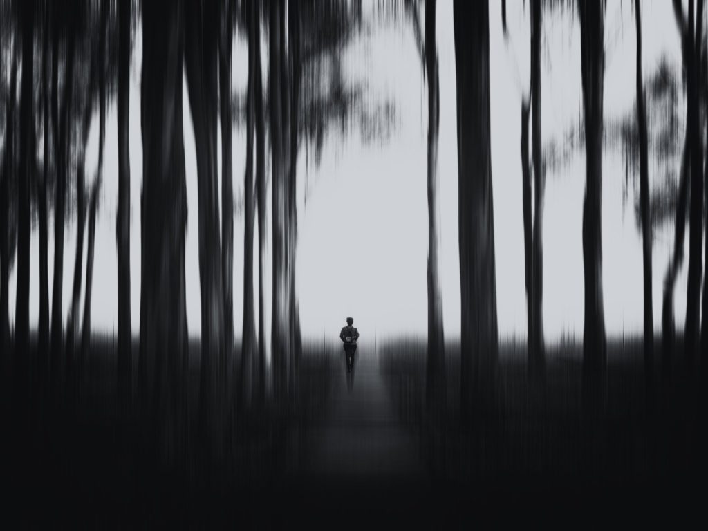 Figura en el bosque en blanco y negro