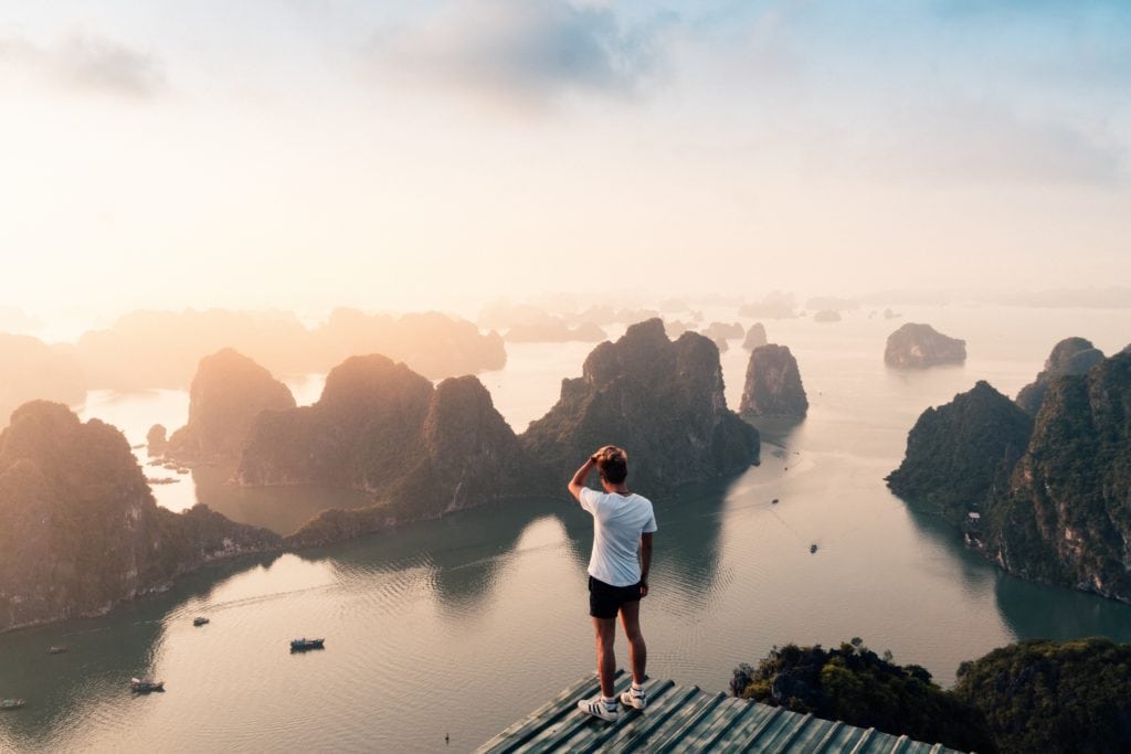 paisaje con vistas y hombre en la montaña