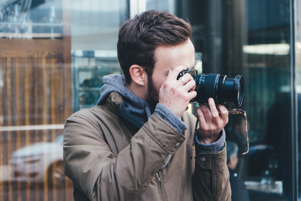 Chico haciendo una foto