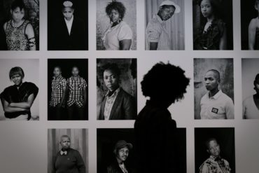 Fotos expuestas en la pared y silueta observando