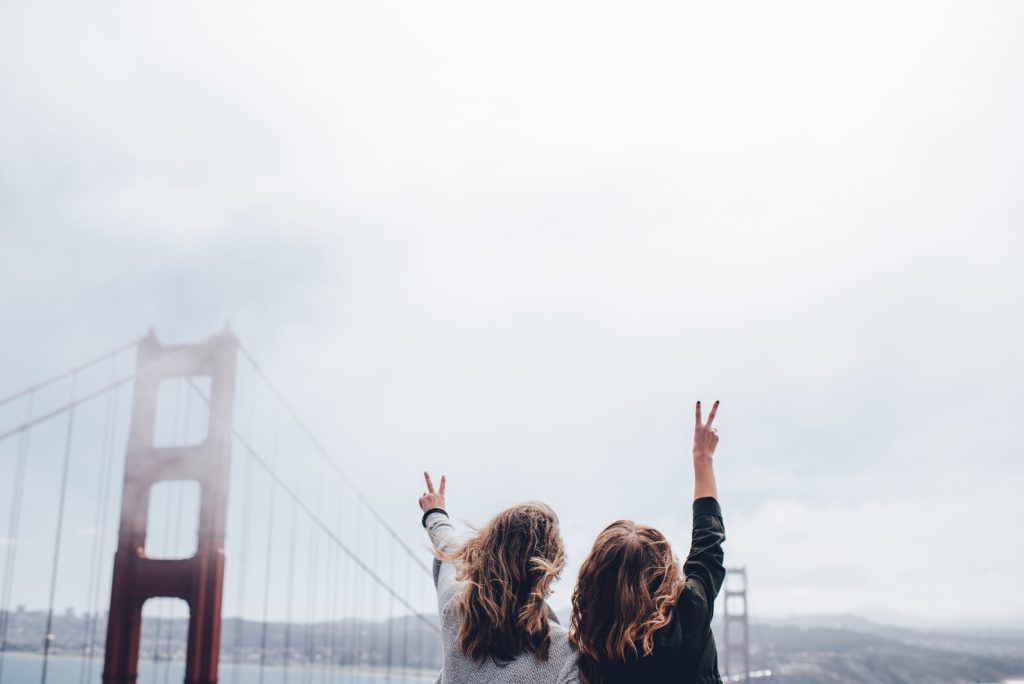 Puente con chicas de espaldas y niebla