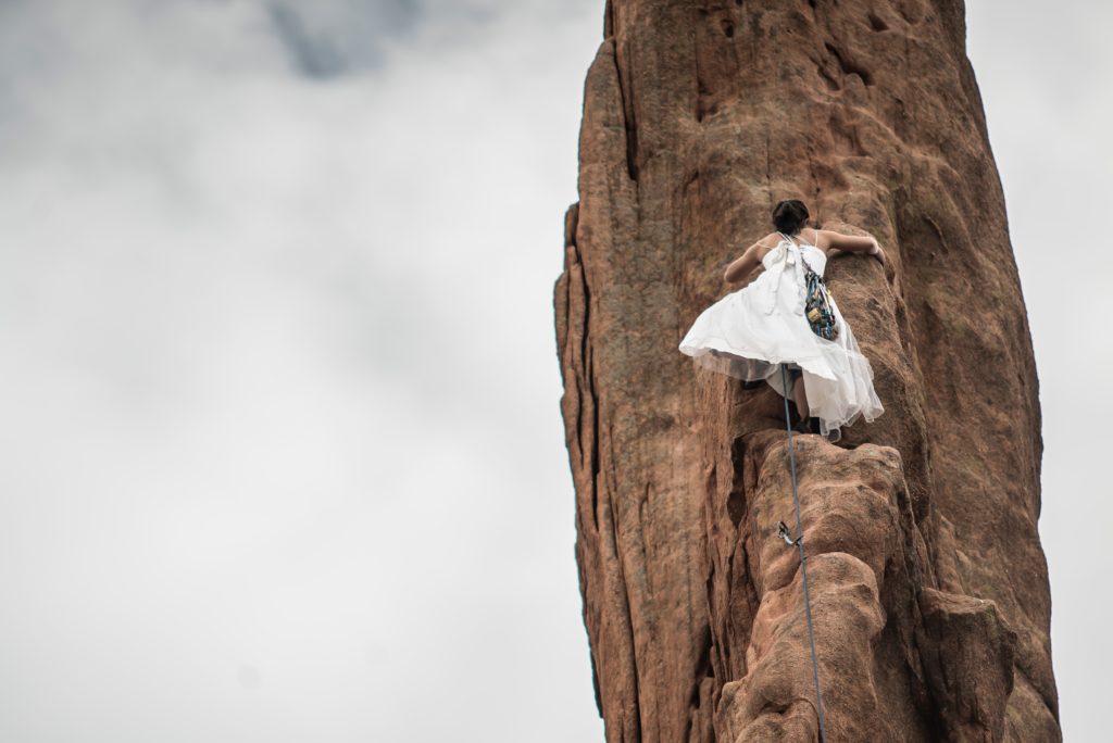 Escalada con vestido de novia