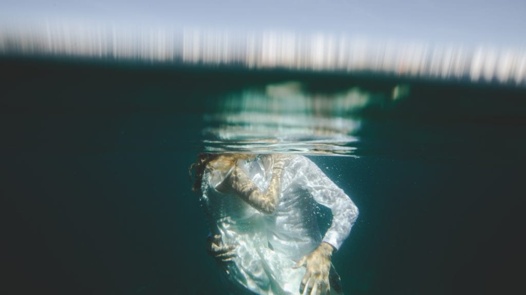 Novios fotografiados debajo del agua