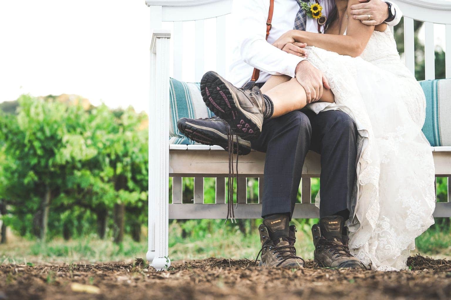 Pies de pareja de boda con botas de montaña