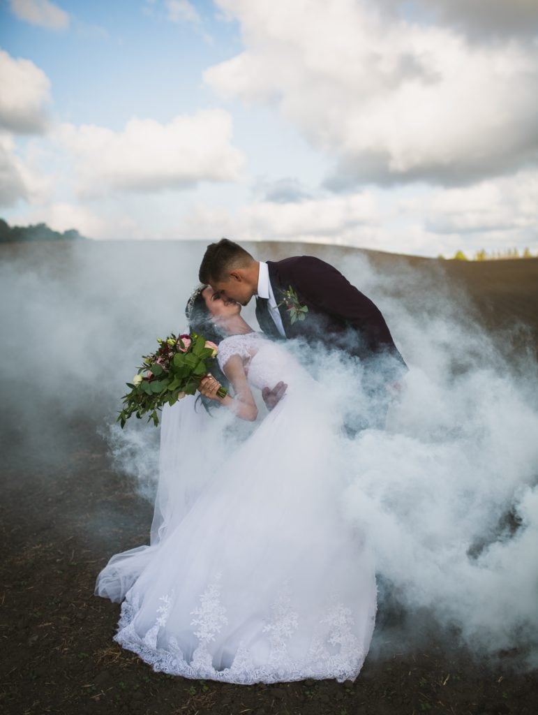 novios rodeados de humo