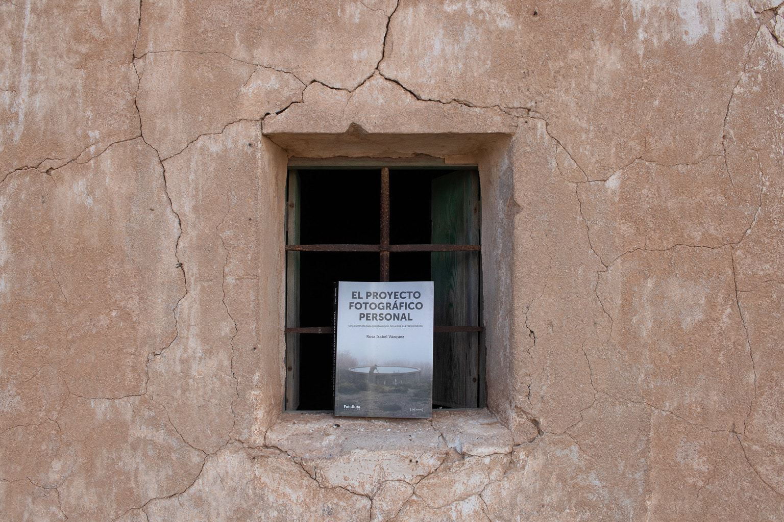 libro en una ventana