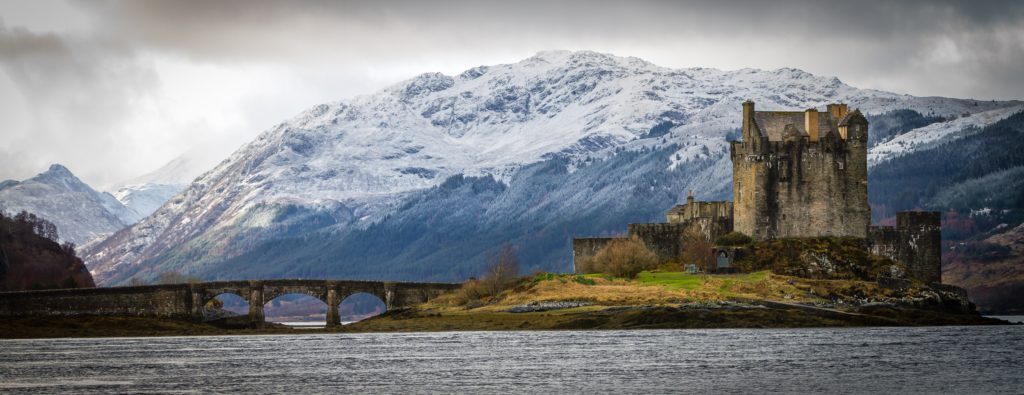 panorámica de paisaje escocés con castillo