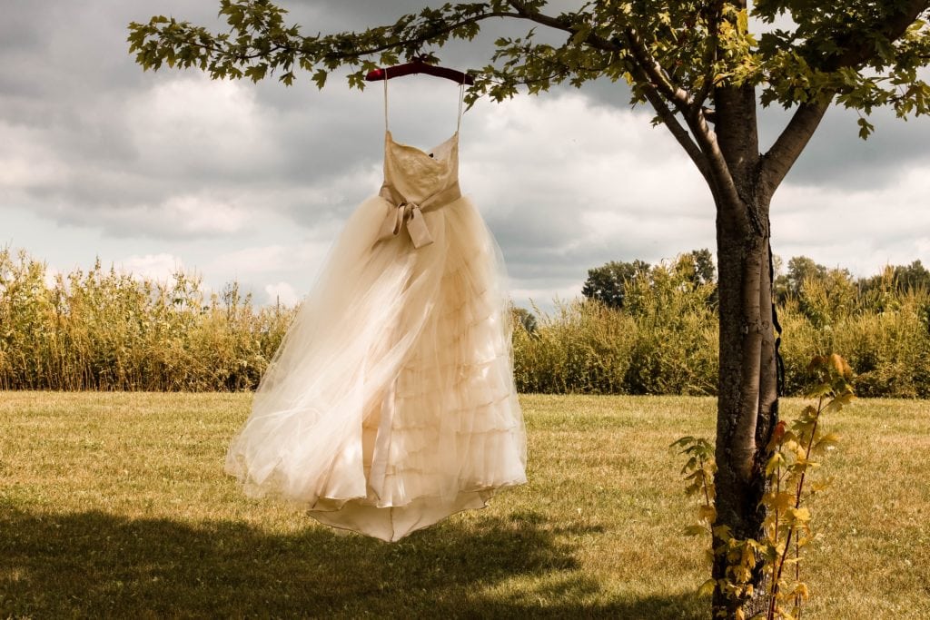 Vestido de novia colgado de un árbol