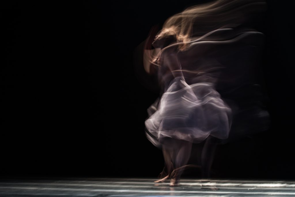 Bailarina en movimiento con fondo negro