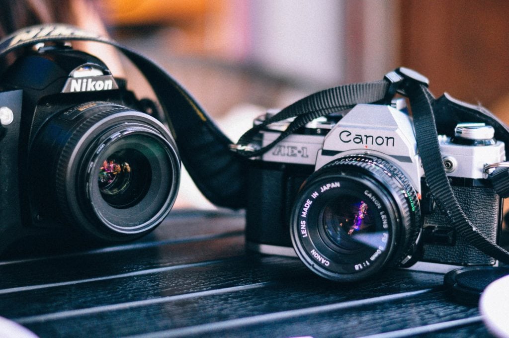 Cámara Nikon junto a cámara Canon