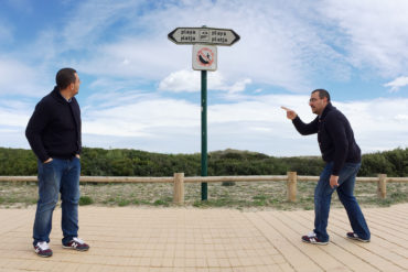 Hombre clonado con el móvil
