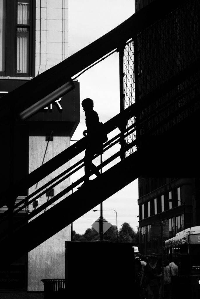 Fotografía callejera en blanco y negro de luces y sombras