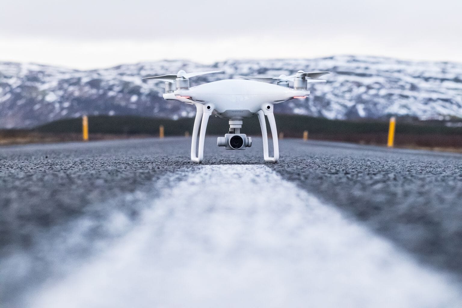 Dron sobre carretera con montaña nevada al fondo