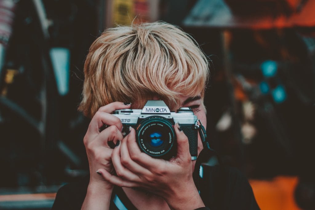 Mujer haciendo una foto 