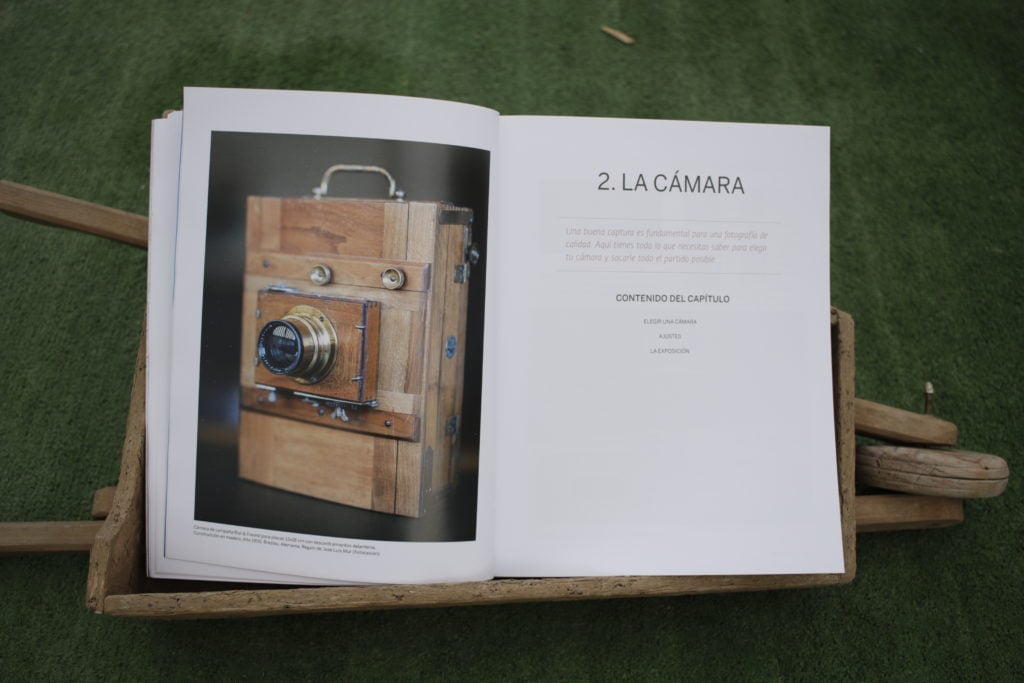 Cámara de madera. Portada capítulo 2 libro Los fundamentos de la fotografía