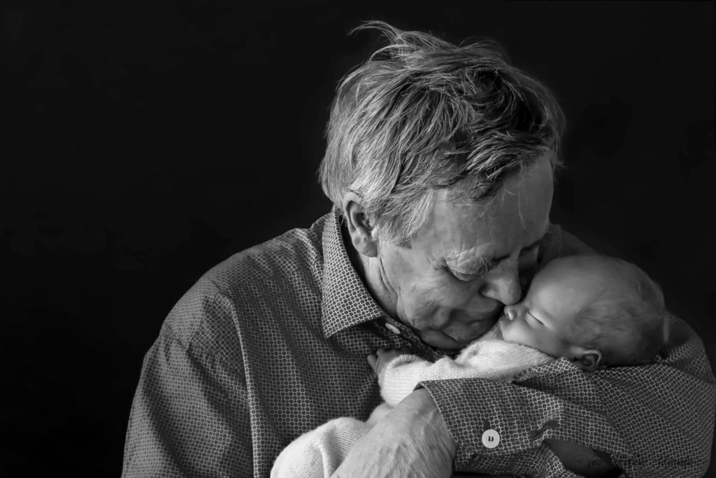 Abuelo con recién nacido en brazos. Ganadora #fotoreto6