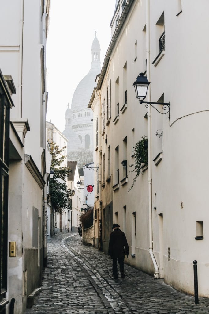 señor paseando por calles de París