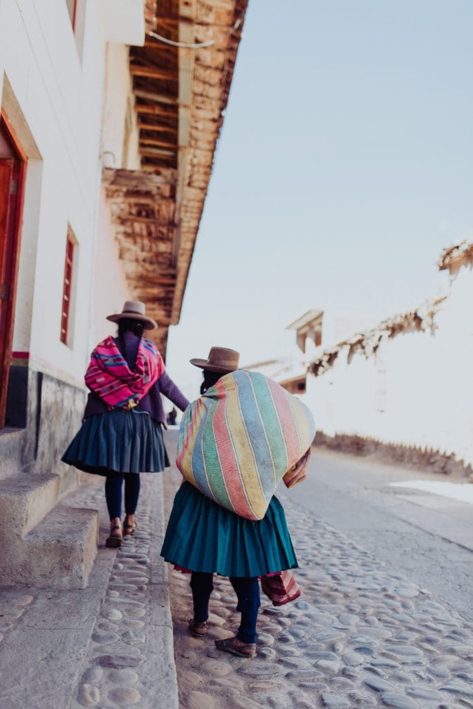 escena callejera de pueblo en perú