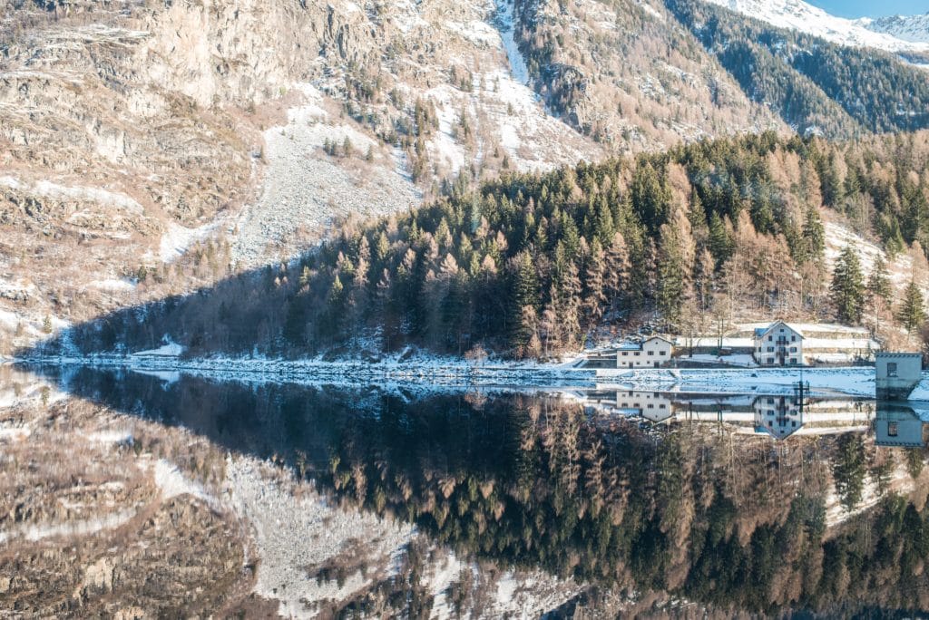 Paisaje simétrico reflejado en el agua 