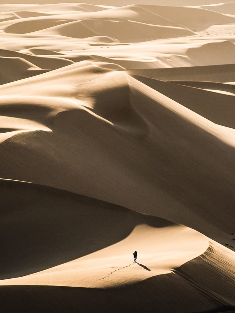 Silueta en medio del desierto