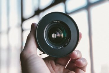 objetivo angular sostenido en la mano