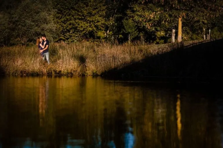 Pareja de novios en un paisaje con lago