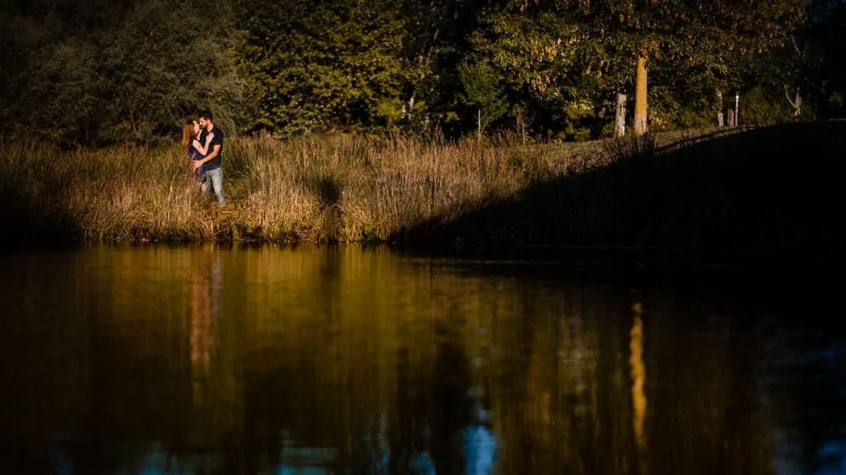 Pareja de novios en un paisaje con lago