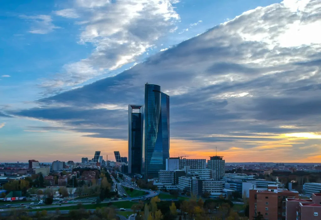 Panorámica de ciudad tomada con dron