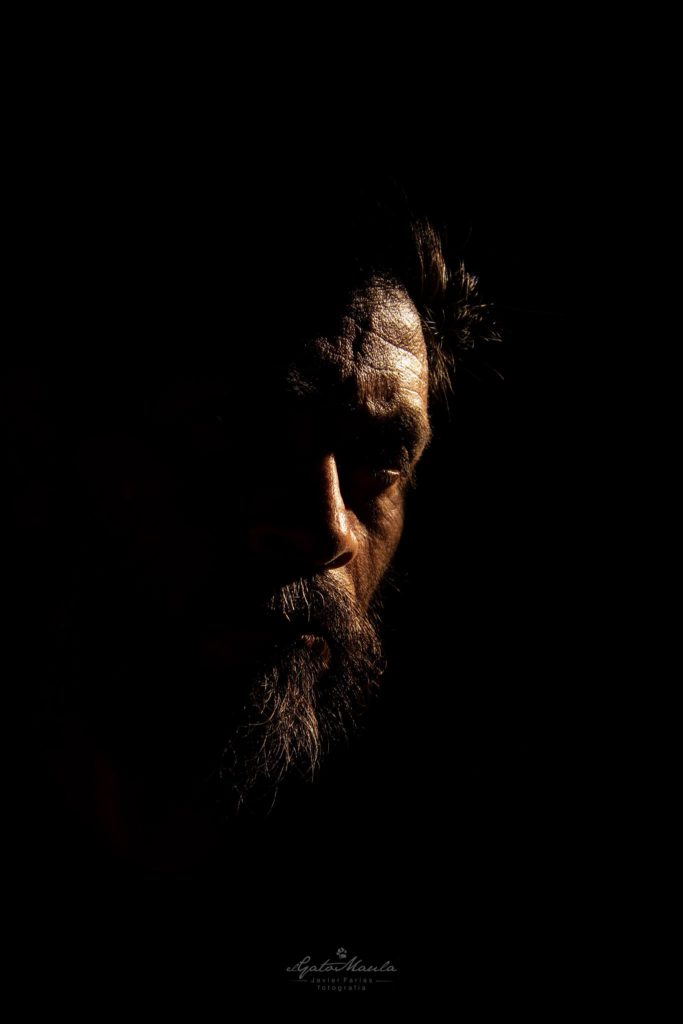 Autorretrato masculino en clave baja