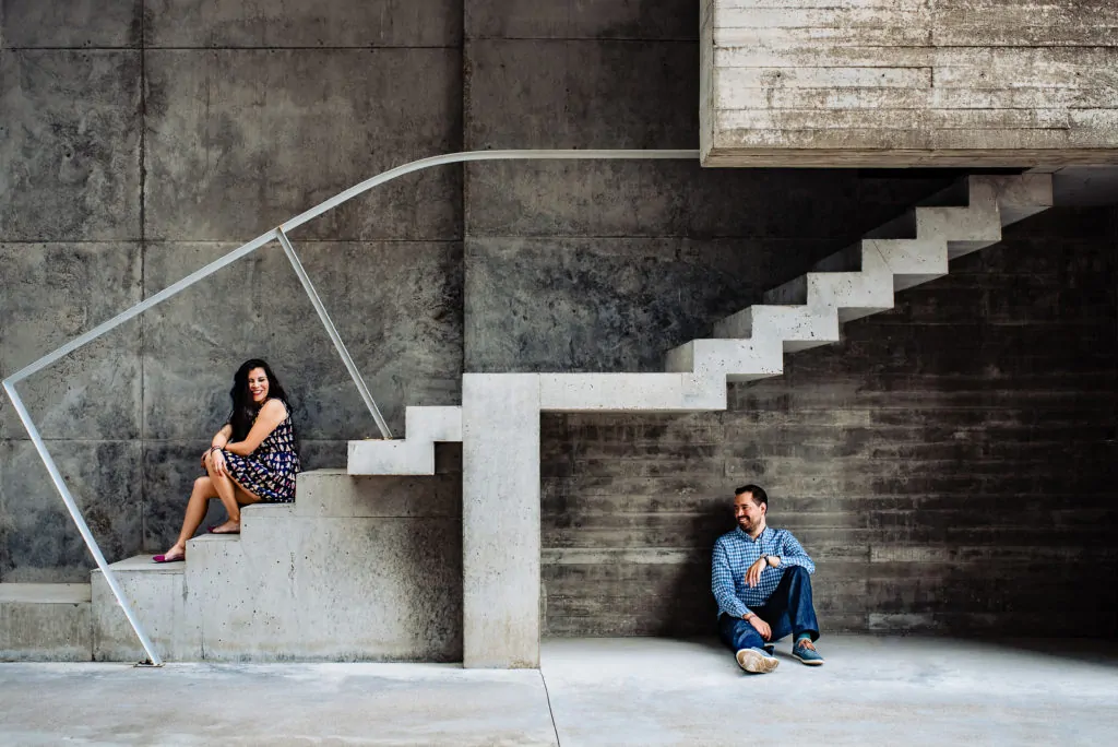 Composición fotográfica de pareja en escalera