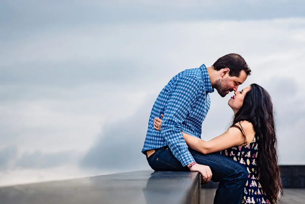 Novios besándose con cielo de fondo