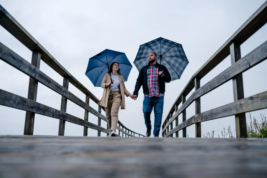 novios paseando con paraguas