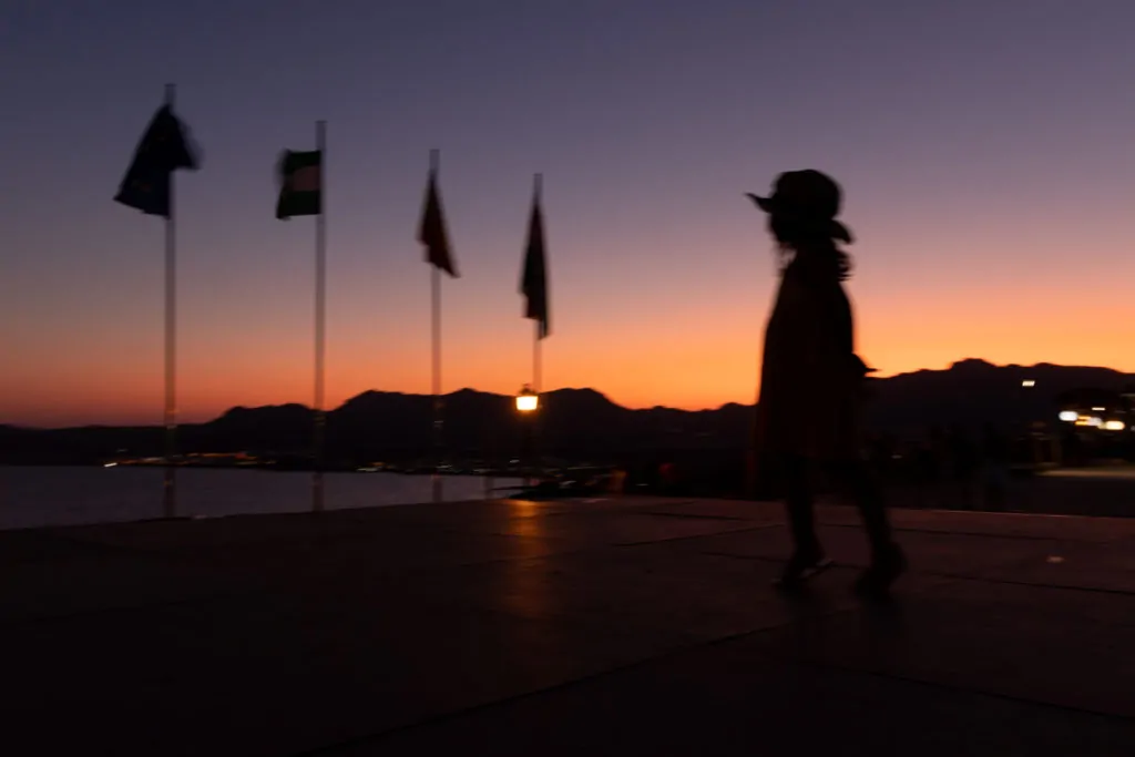 Niña con sombrero a contraluz trepidada