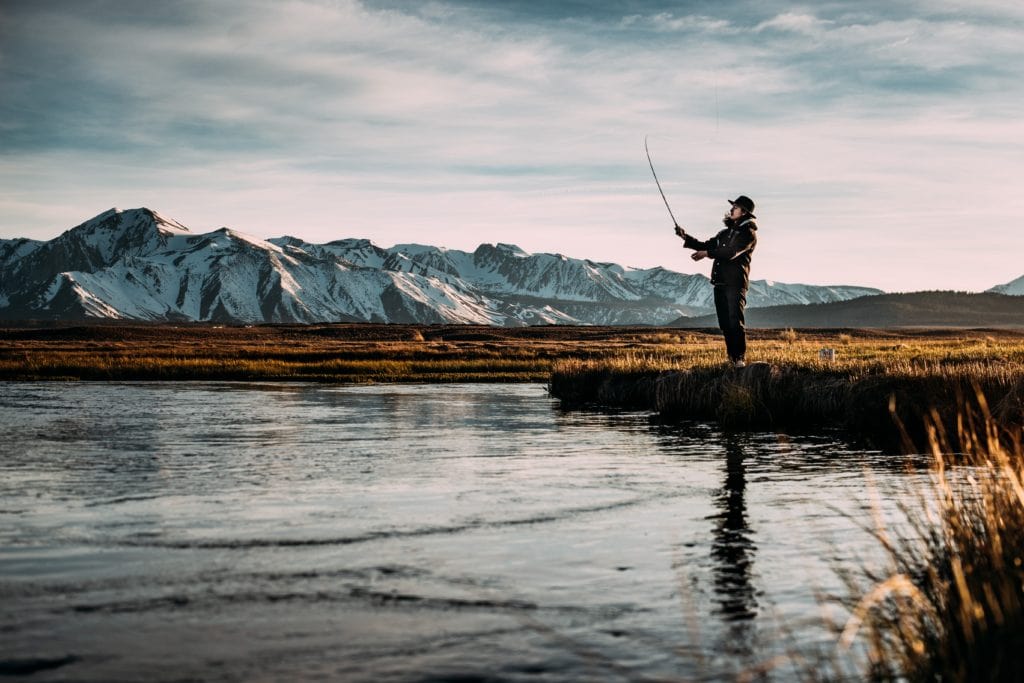 Sujeto pescando en un lago