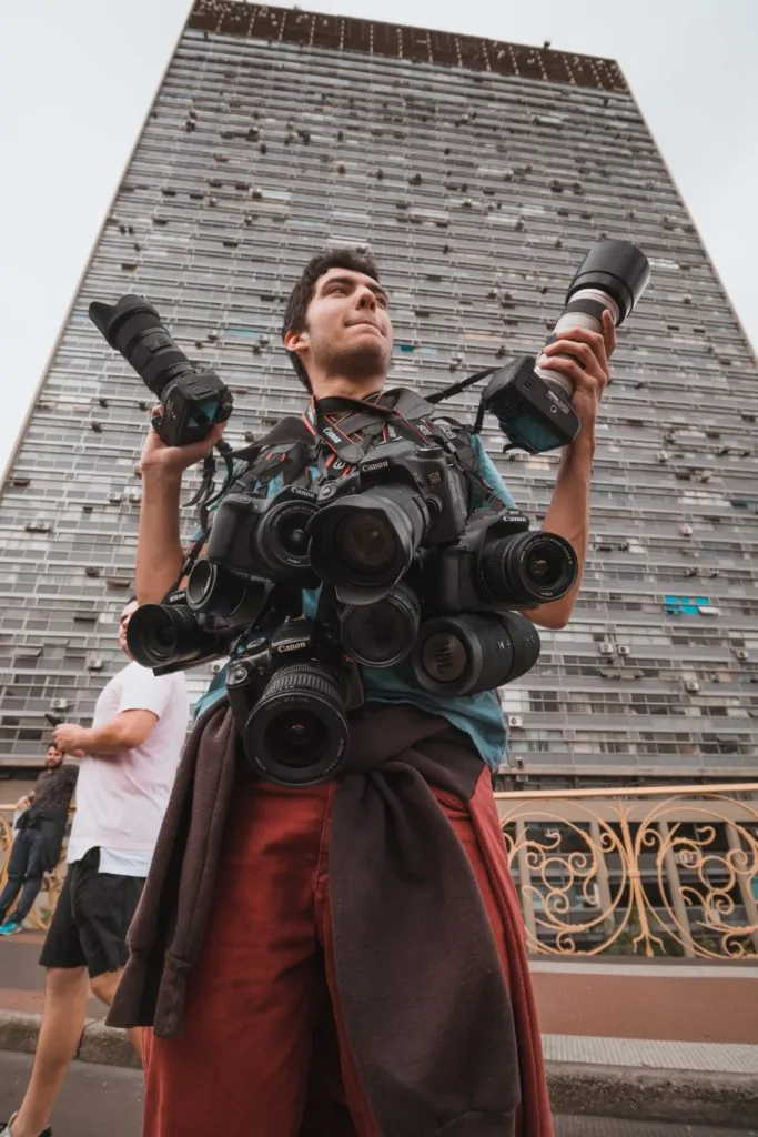 joven con un montón de cámaras colgadas del cuello