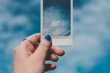 Foto polaroid de nubes con fondo de nubes