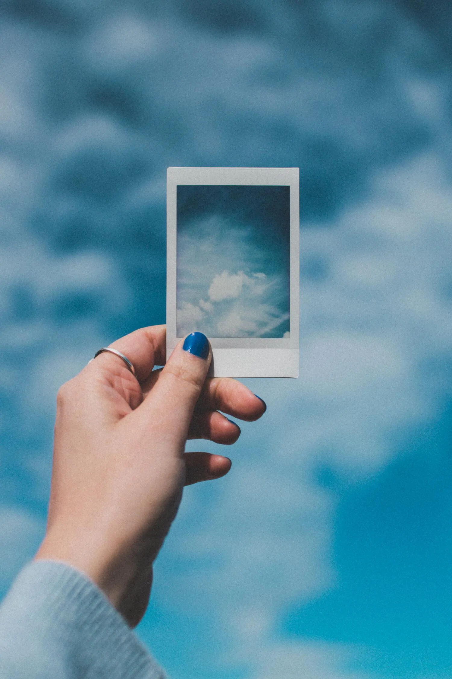 Foto polaroid de nubes con fondo de nubes