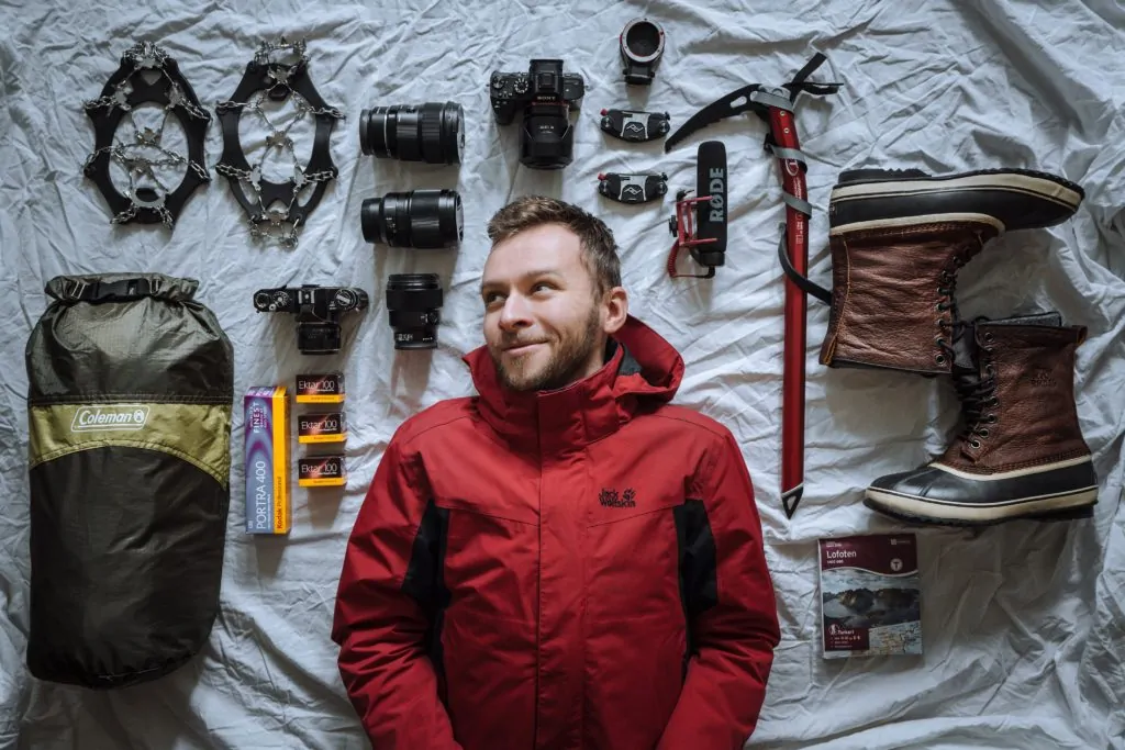 Fotógrafo con equipo de aventura preparado